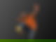 Springender Mann mit Cap im orangenen T-Shirt