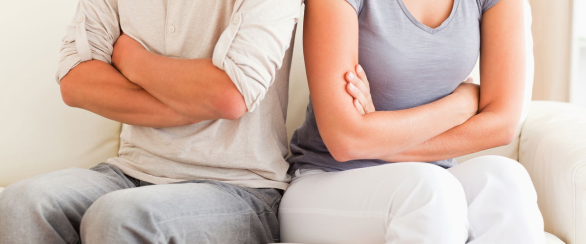 Streitendes Ehepaar auf der Couch