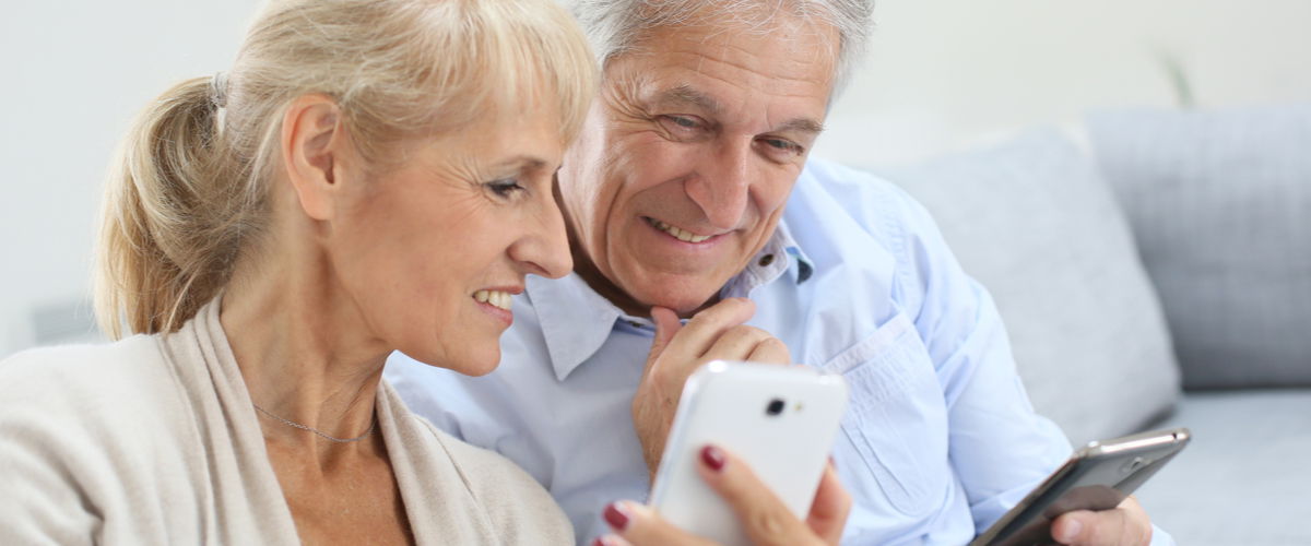 Rentner-Ehepaar mit Smartphone