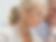 Rentner-Ehepaar mit Smartphone