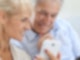 Rentner-Ehepaar mit Smartphone