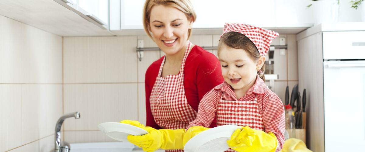 Mutter und Kind beim Abwasch