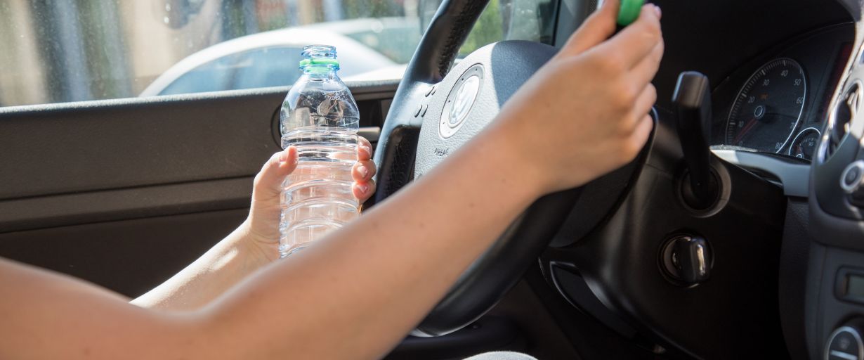 Wasserflasche im Auto