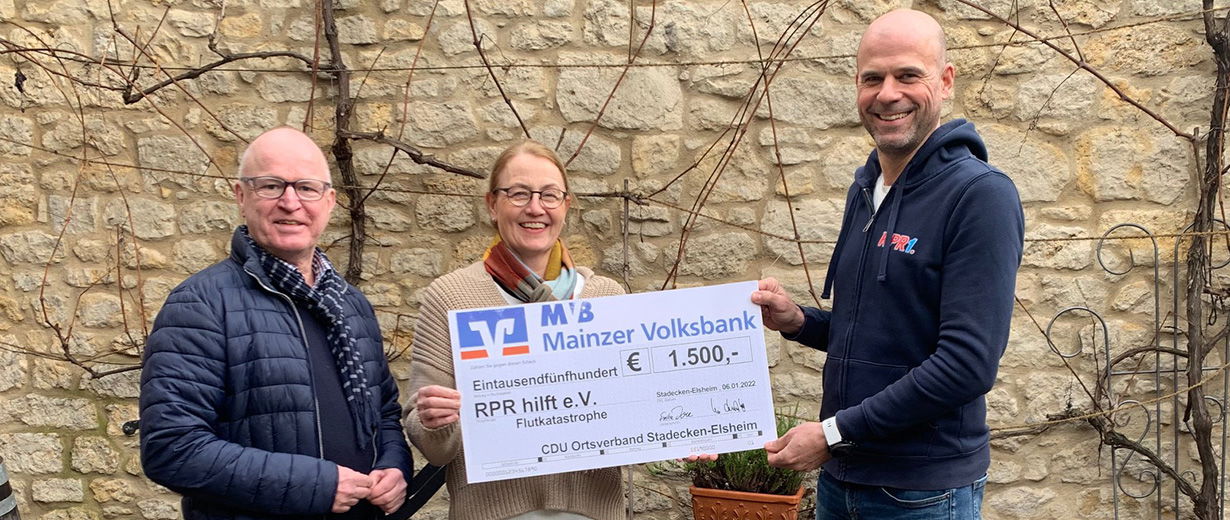 Erika Doll, Vorsitzende, und Michael Paschke, Stellv. Vorsitzender des CDU-Ortsverbands Stadecken-Elsheim, übergeben die Spendensumme an Holger Schröder (rechts)
