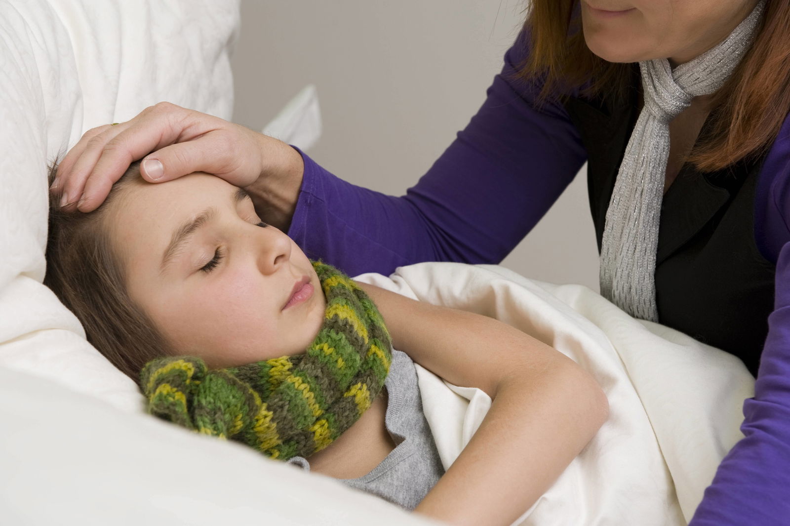 RSV-Fälle häufen sich: Krankes Kind im Bett