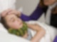 RSV-Fälle häufen sich: Krankes Kind im Bett