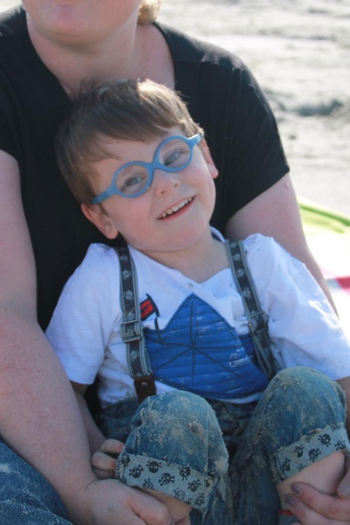 Kleiner Junge im Arm seiner Mutter