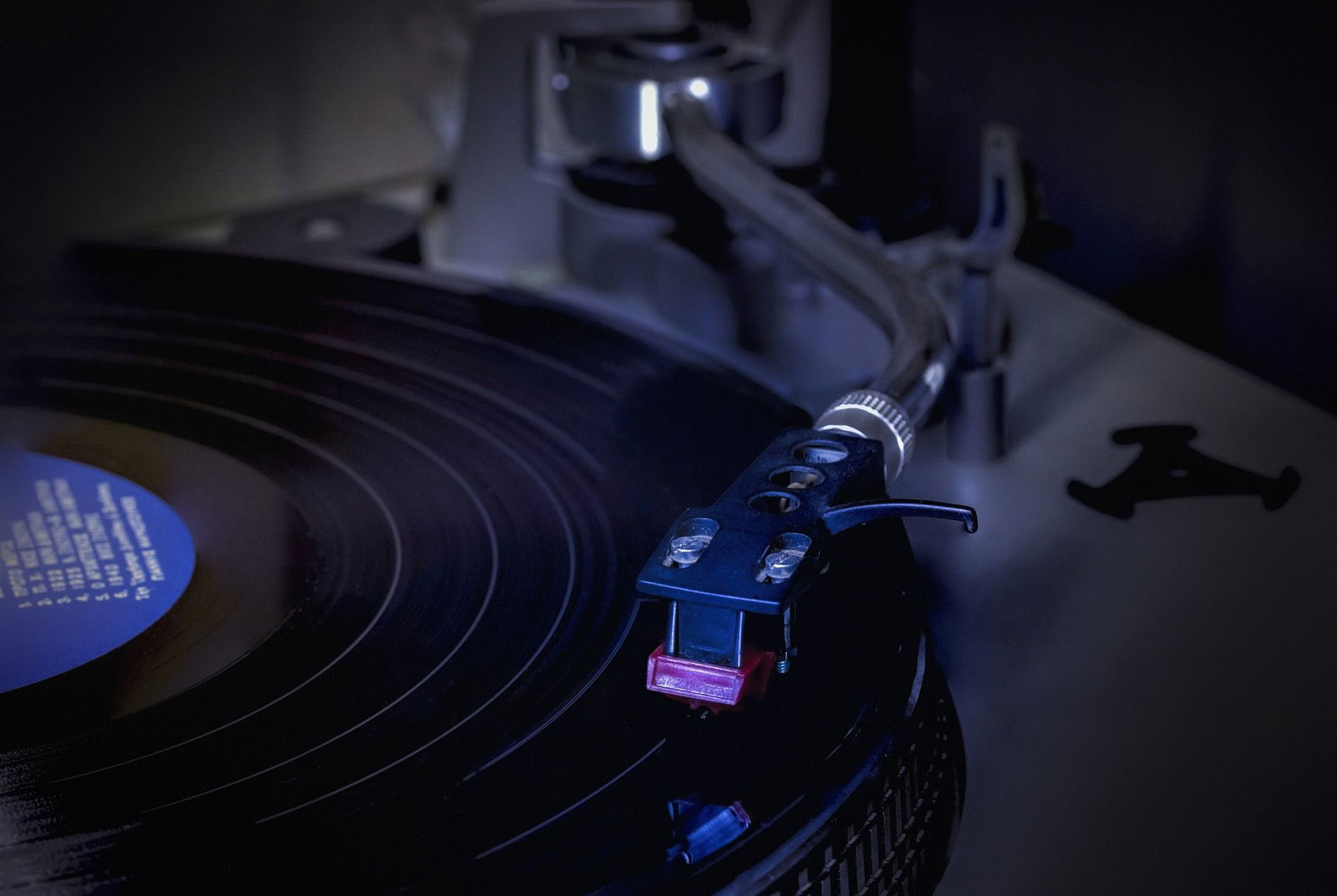 Moderner Plattenspieler mit Platte