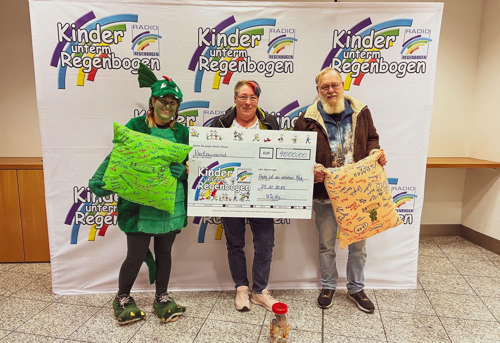 HiesT mit Scheck für Kinder unterm Regenbogen