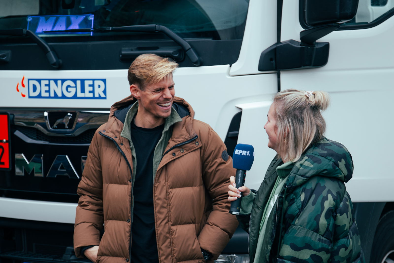 Laura Nowak und Ben Salzner vor Dengler-LKW