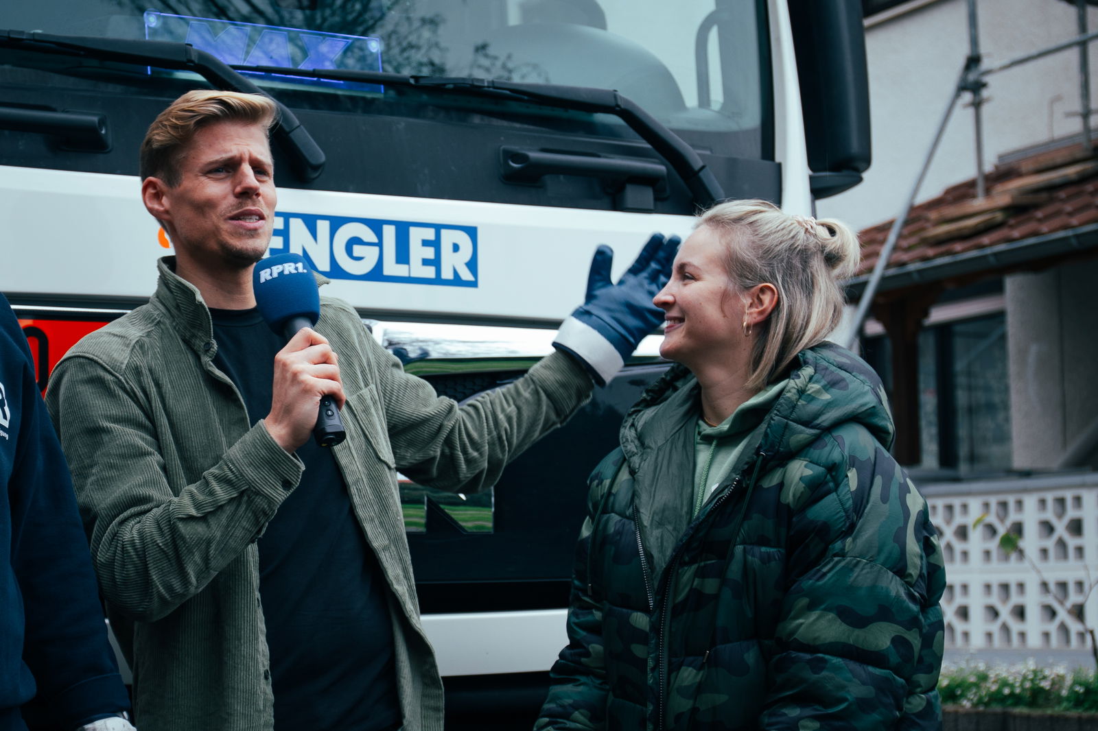 Laura Nowak und Ben Salzner vor dem LKW der Firma Dengler