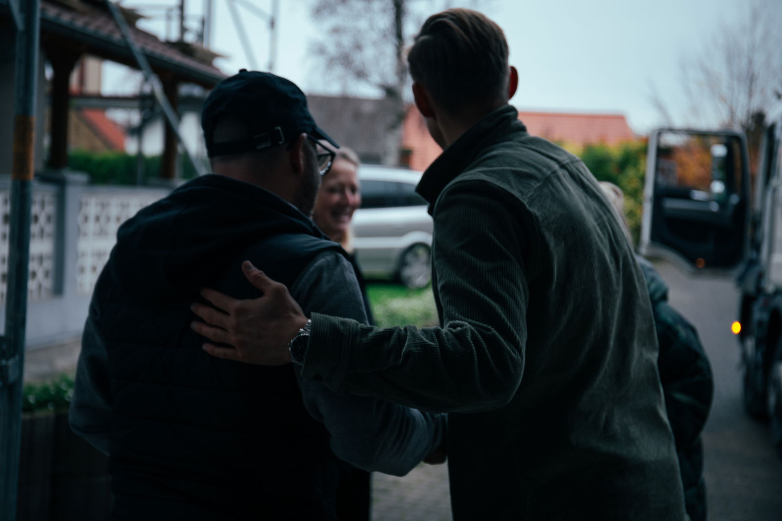 Das Team gemeinsam mit der Gewinnerin im Hof