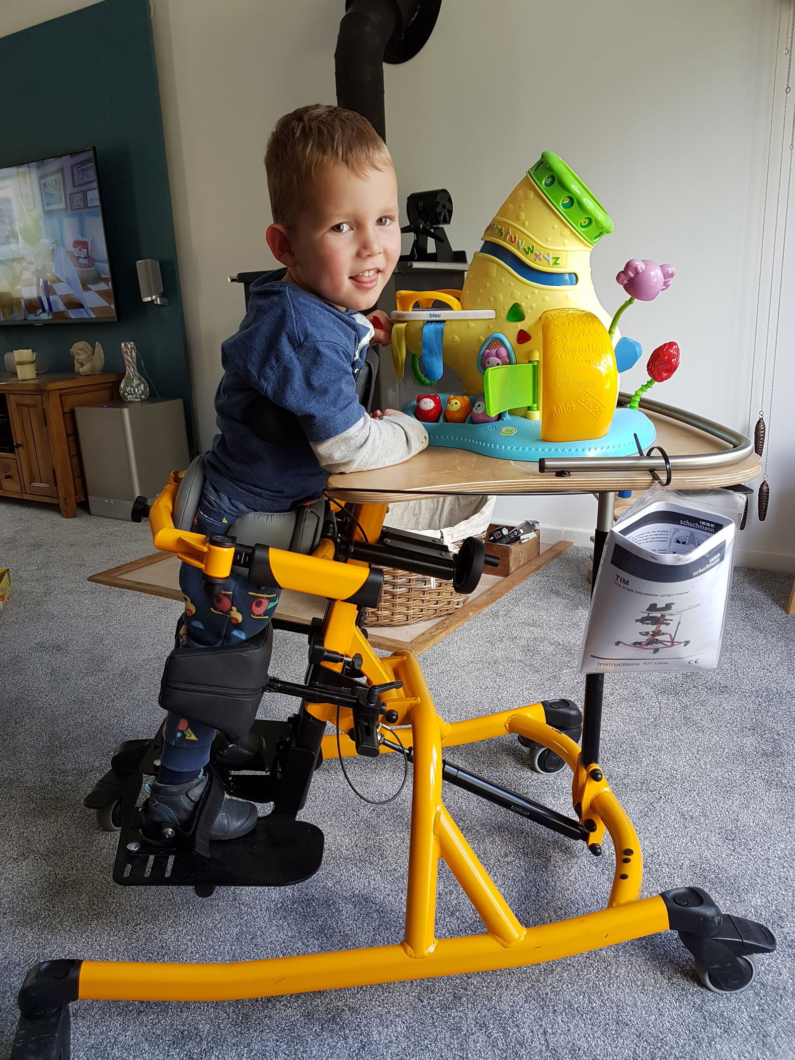 Lächelnder kleiner Junge an behindertengerechtem Spieltisch