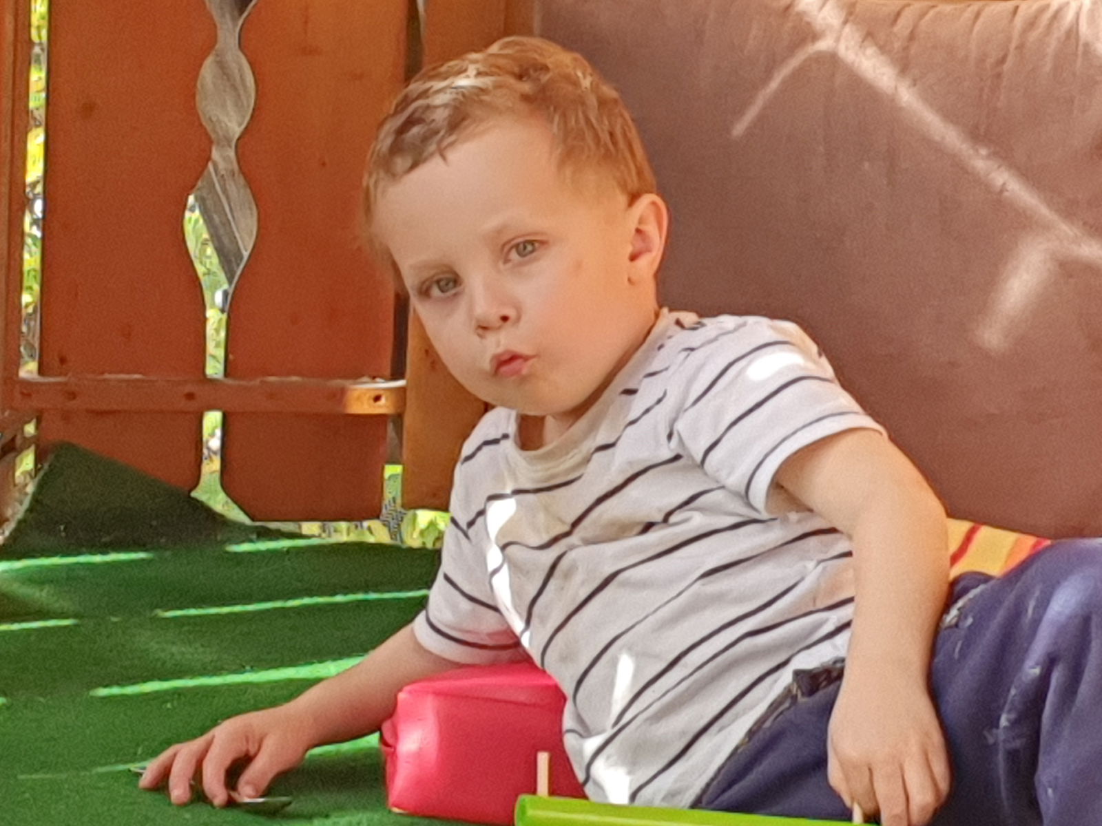 Kleinkind Leo auf der Spieldecke