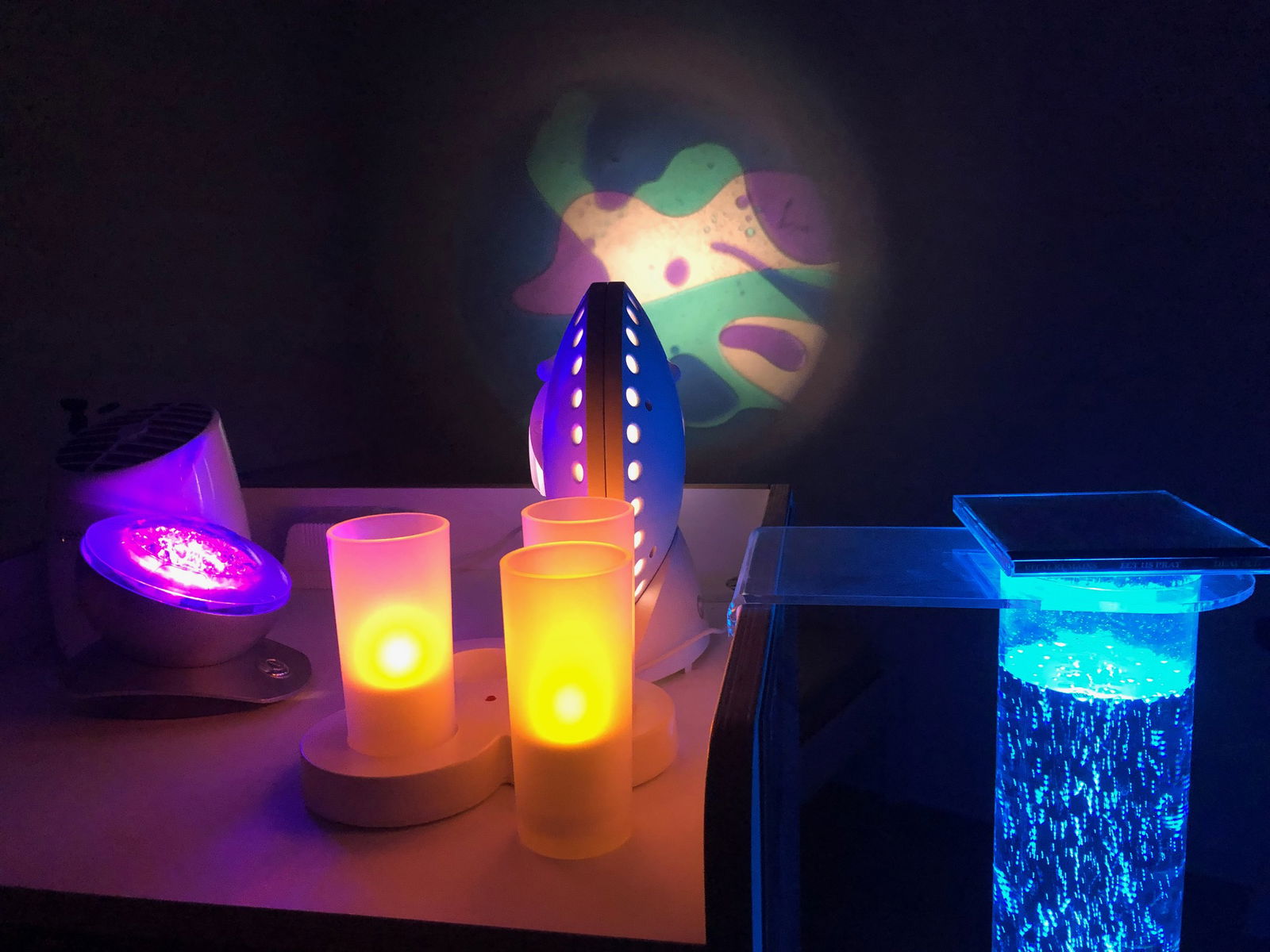 Sinneswagen mit bunten Lampen und Projektionen