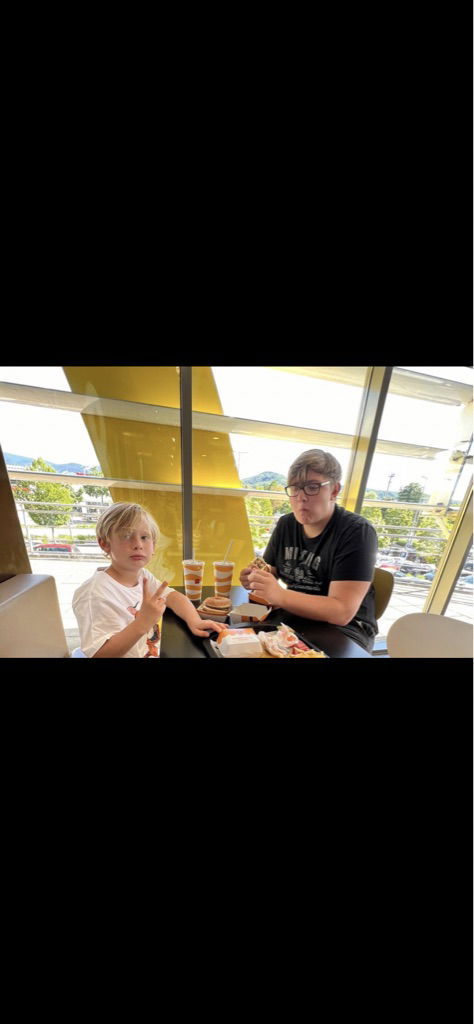 Zwei Brüder beim Essen am Tisch