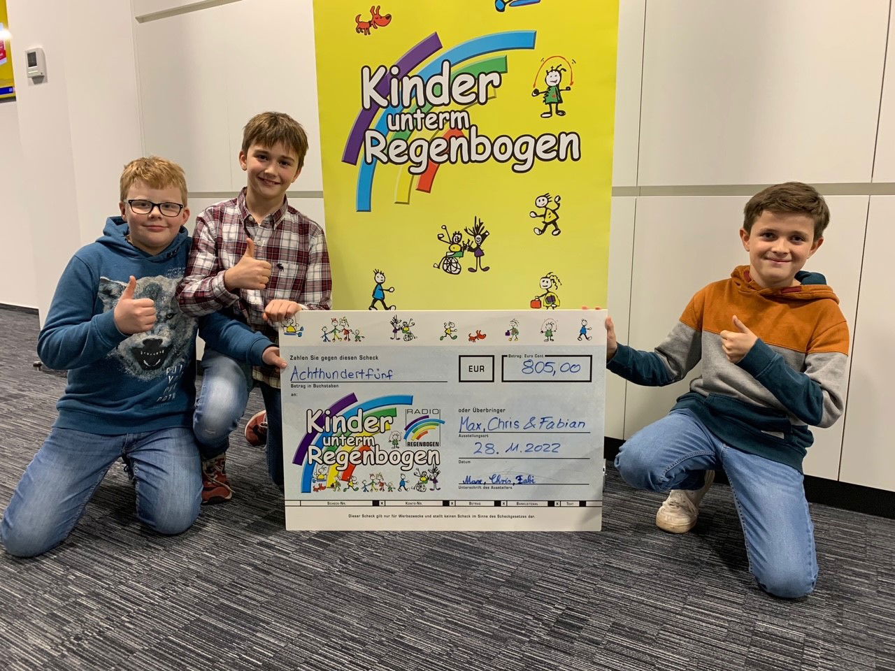 Max, Chris und Fabian übergeben einen Spendencheck von 805€