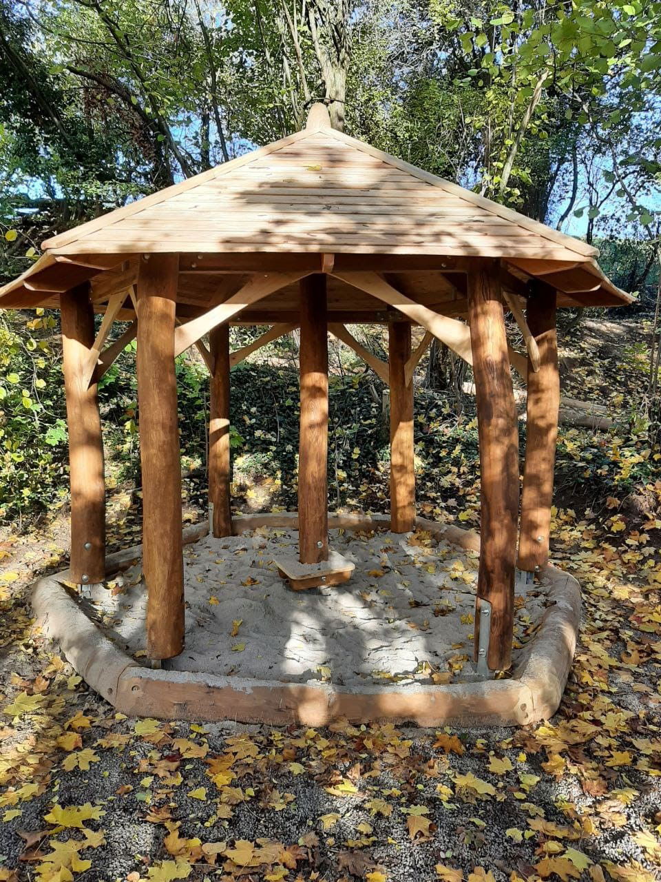 Pavillon aus Holz im Wald