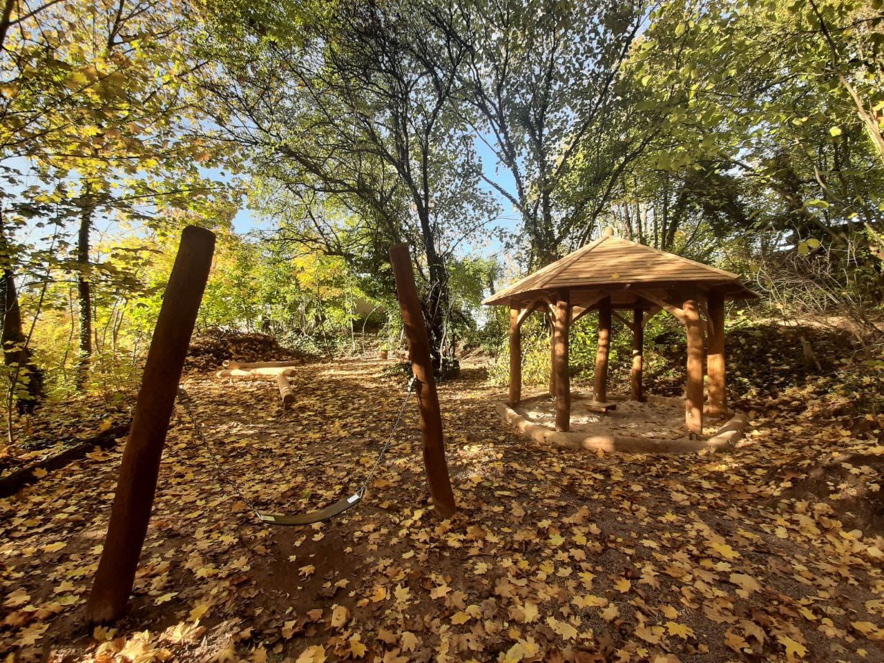 Pavillon aus Holz im Wald