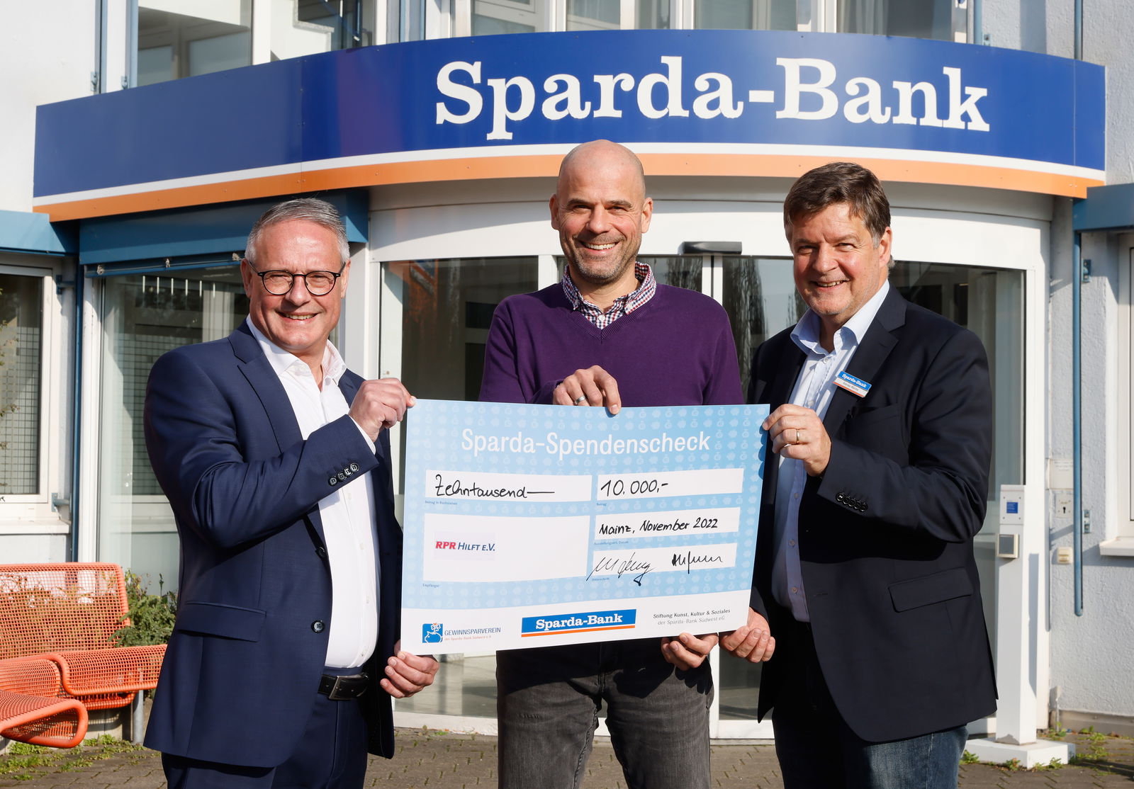 Spendenscheck von 10.000 Euro, Manfred Stang und Andreas Manthe von der Sparda Bank Südwest, Holger Schröder von RPR Hilft