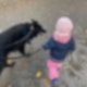 Kleines Mädchen mit Hund an der Leine