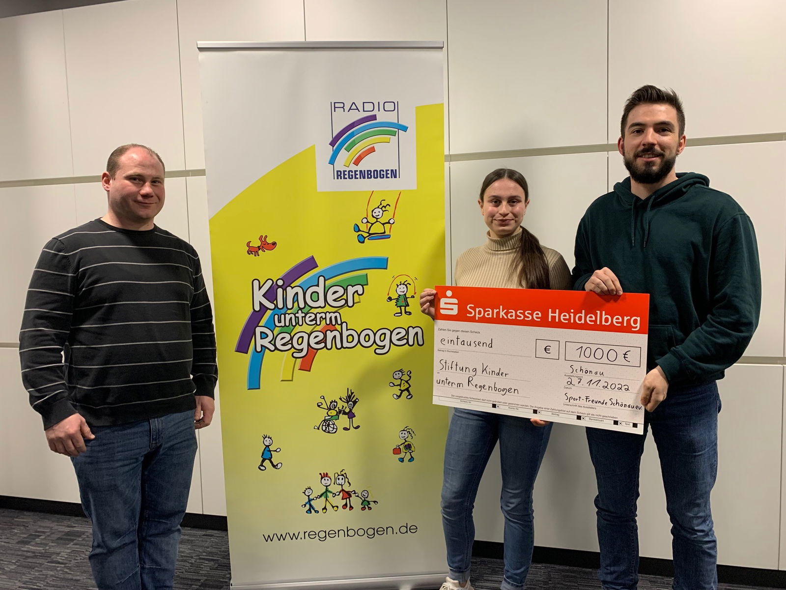 Sportfreunde Schönau mit Spendenscheck für Kinder unterm Regenbogen