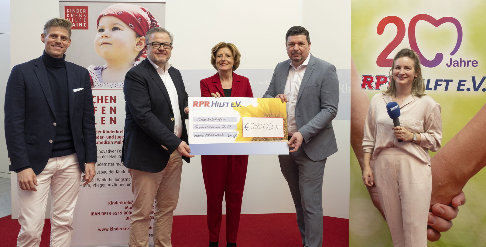 Scheckübergabe von RPR Hilft - Tobias Heger, Malu Dreyer, Eric Schierholz