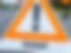 Unfall-Aufsteller auf der Straße mit Rettungsdienst