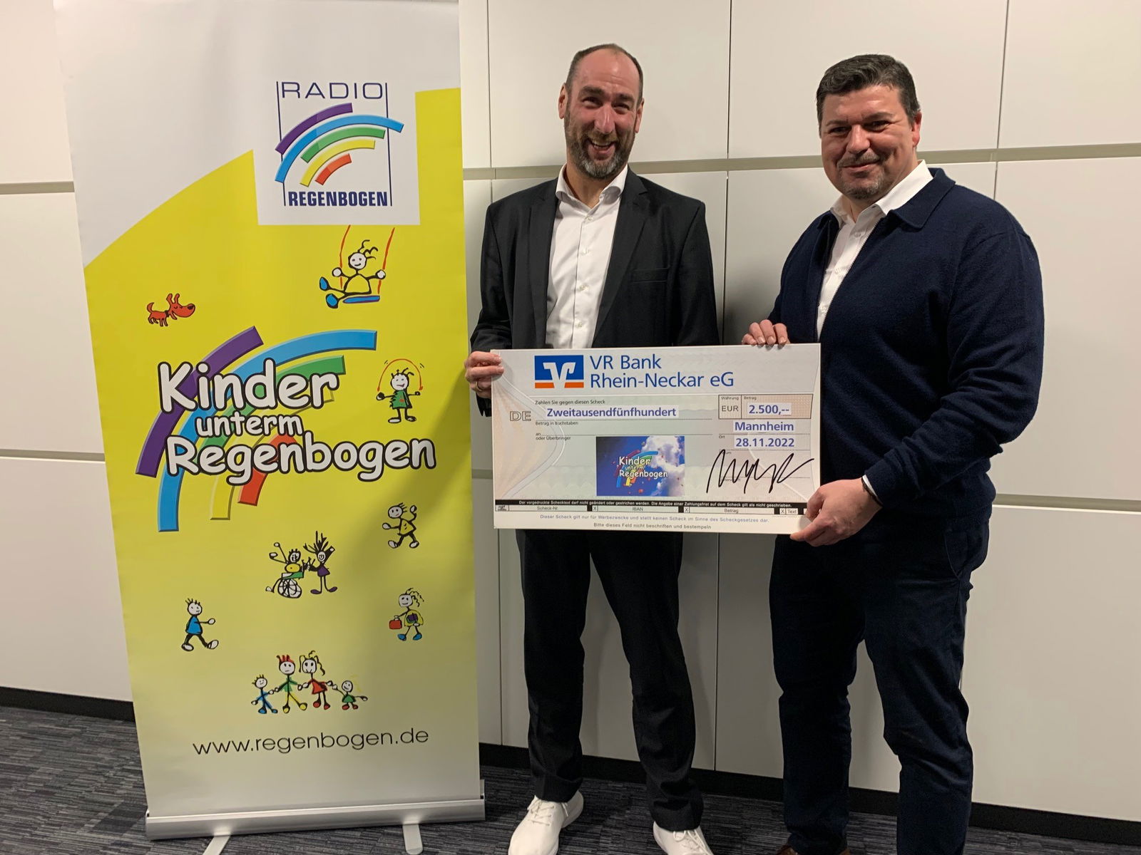 Michael Düpmann von der VR Bank Rhein-Neckar übergibt Spendenscheck an Tobias Heger von der ATSW