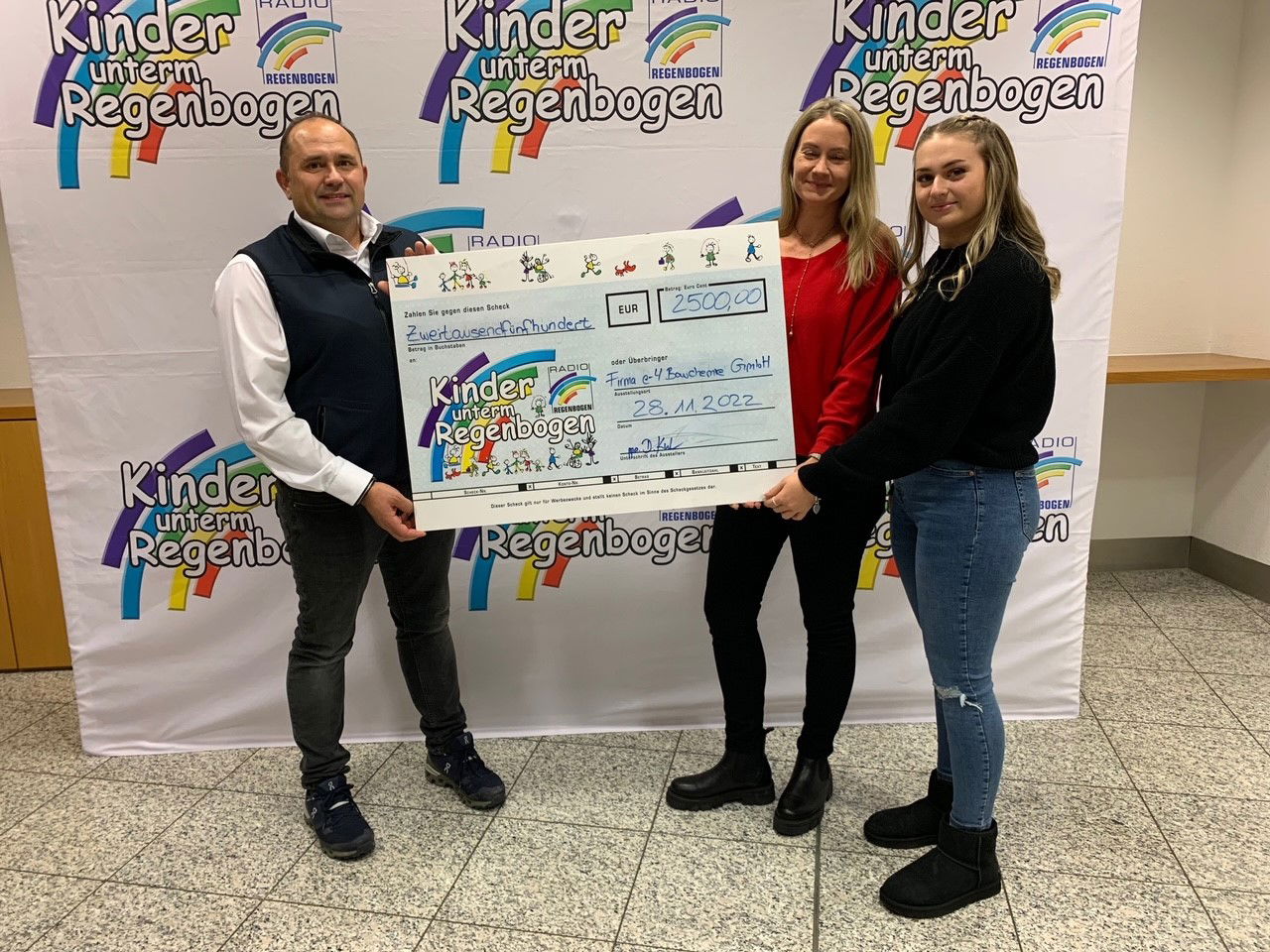 e4-Bauchemie mit Spendencheck für Kinder unterm Regenbogen