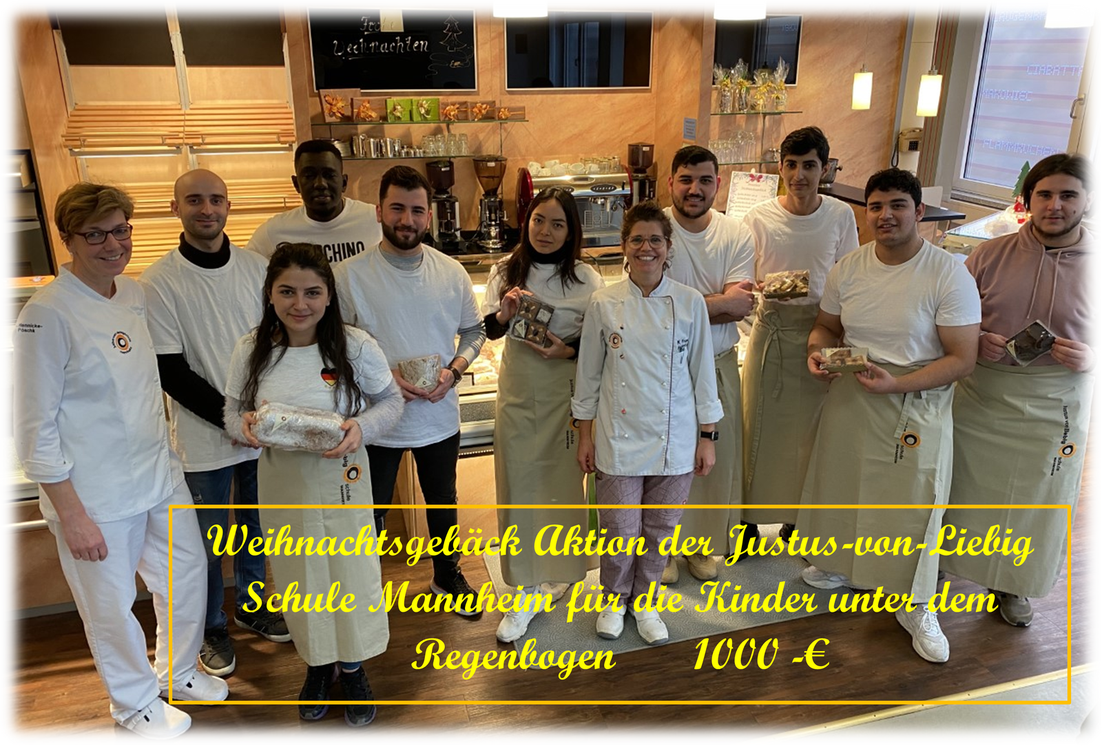 Schüler und Lehrer mit Gebäck in der Hand