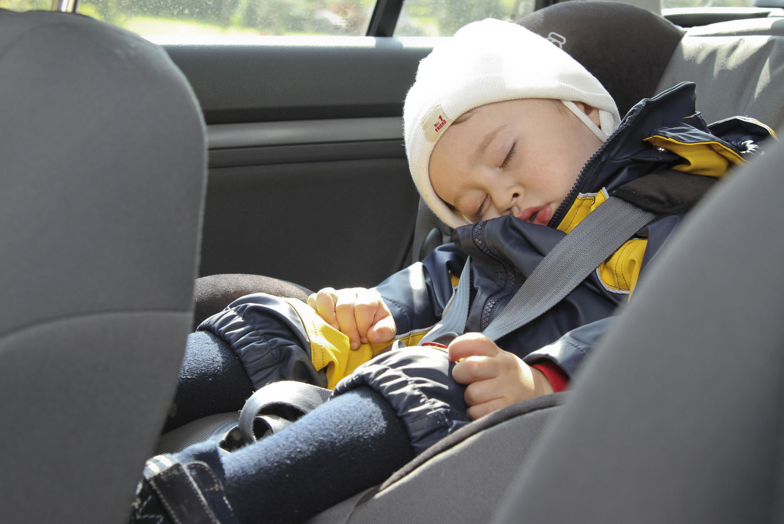 Kind im Autositz