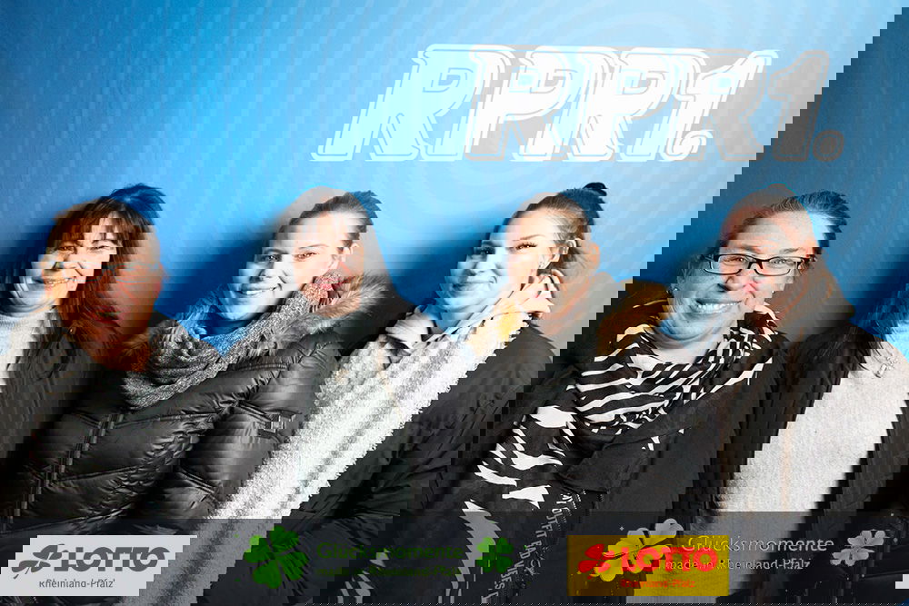 Hörerinnen und Hörer beim Adventskonzert mit Milow