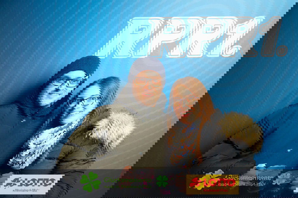 Hörerinnen und Hörer beim Adventskonzert mit Milow