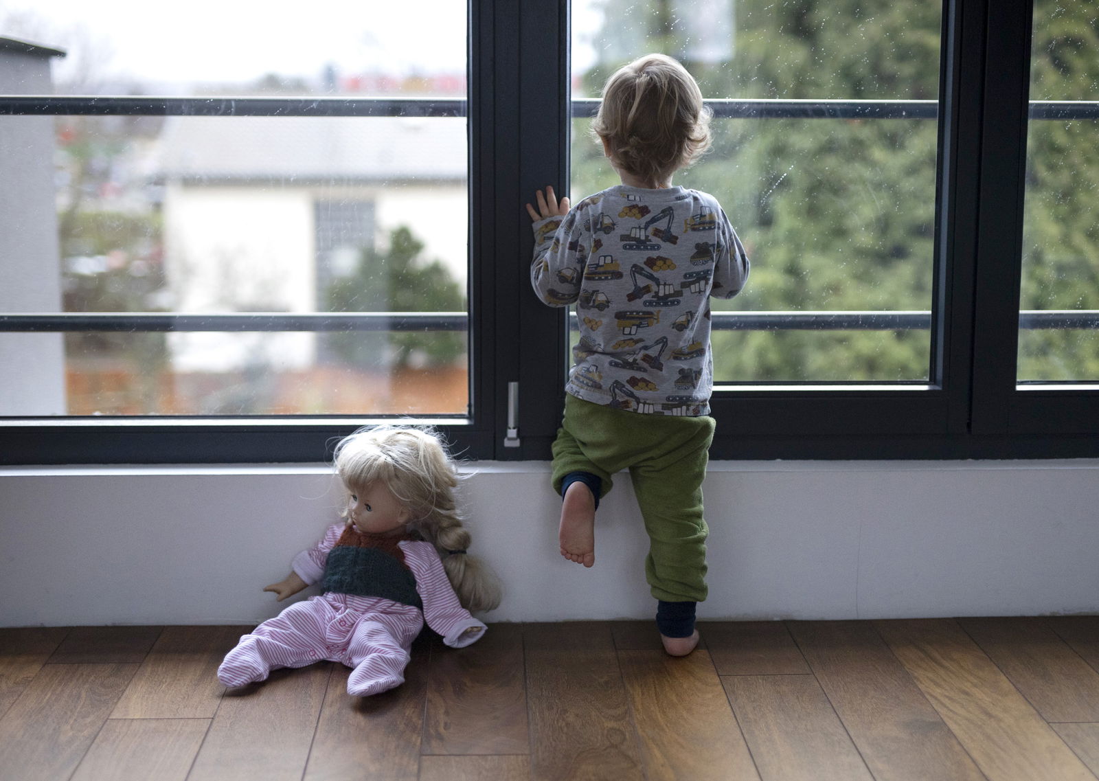Kind allein am Fenster