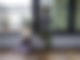 Kind allein am Fenster