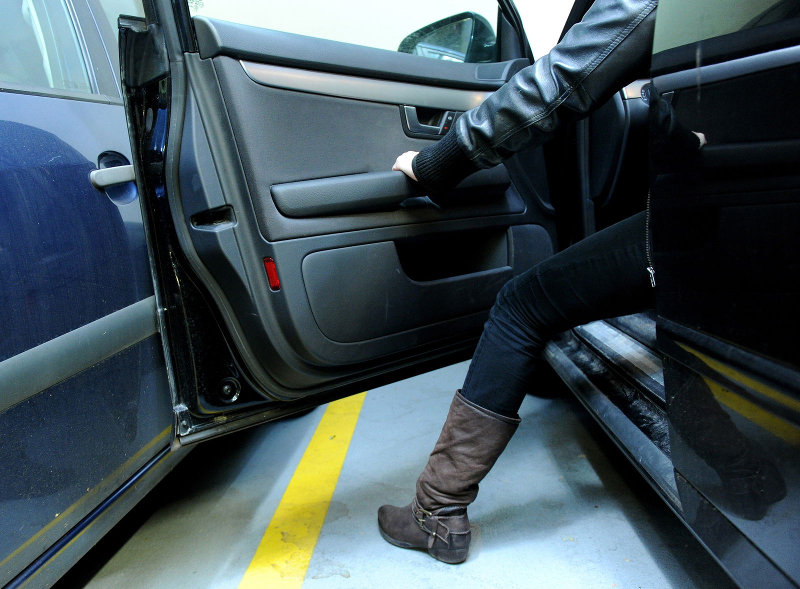 Autotür stößt an anderes Fahrzeug