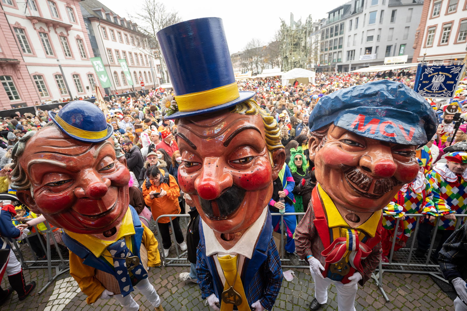 Schillerplatz Köpfe