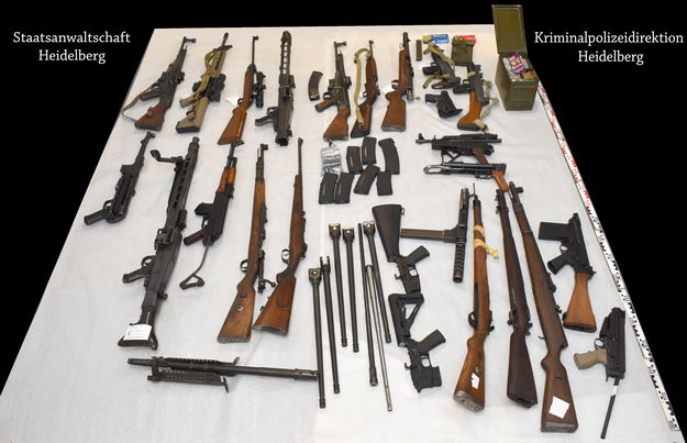 70Jähriger hortet Dutzende Waffen und Munition Haftbefehl Radio