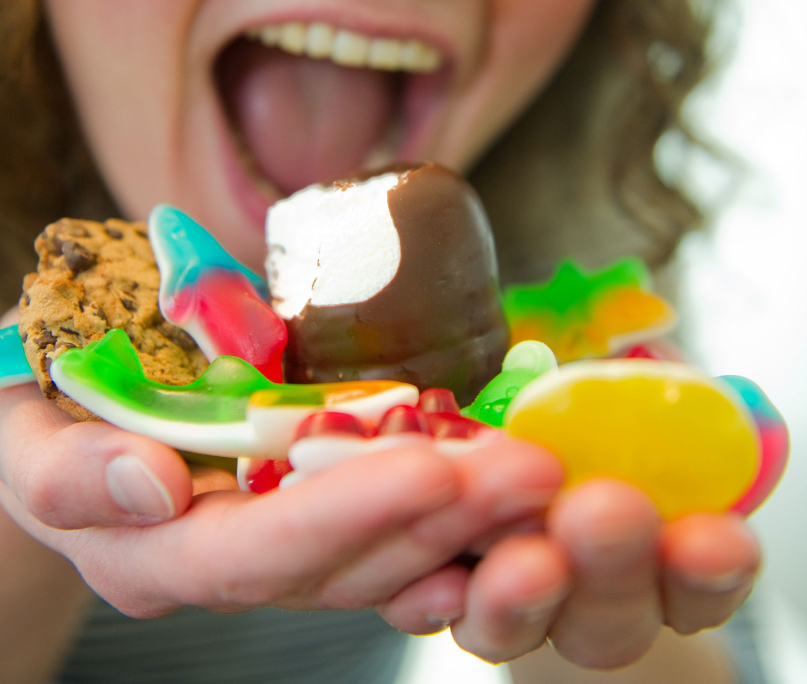 Frau mit Süßigkeiten