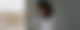 Frau schaut aus dem Fenster