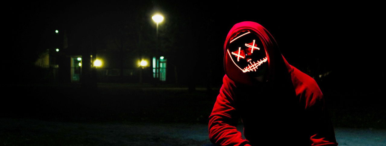 leuchtende Maske roter Pulli