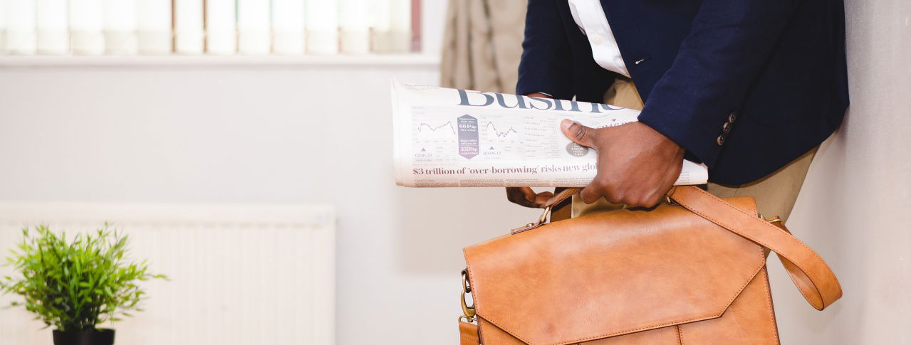 Zeitung und Aktenkoffer