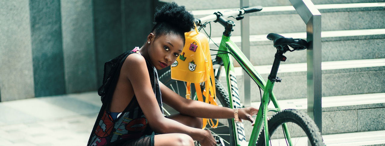 Frau mit Fahrrad