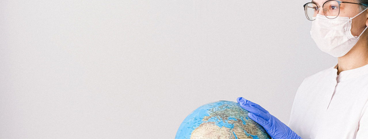 Frau mit Maske & Weltkugel