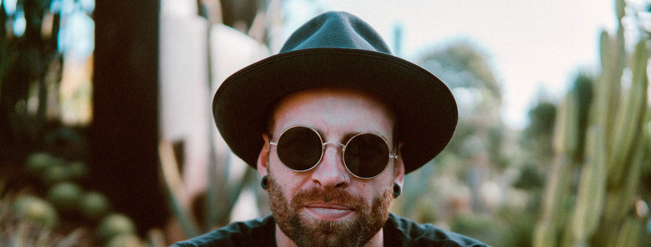 Mann mit Sonnenbrille und Hut