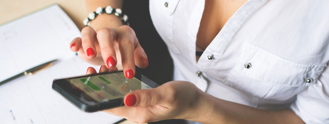 Frau tippt auf Handy