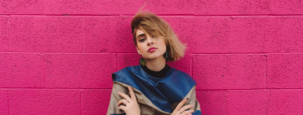 Frau vor pinkfarbenen Hintergrund