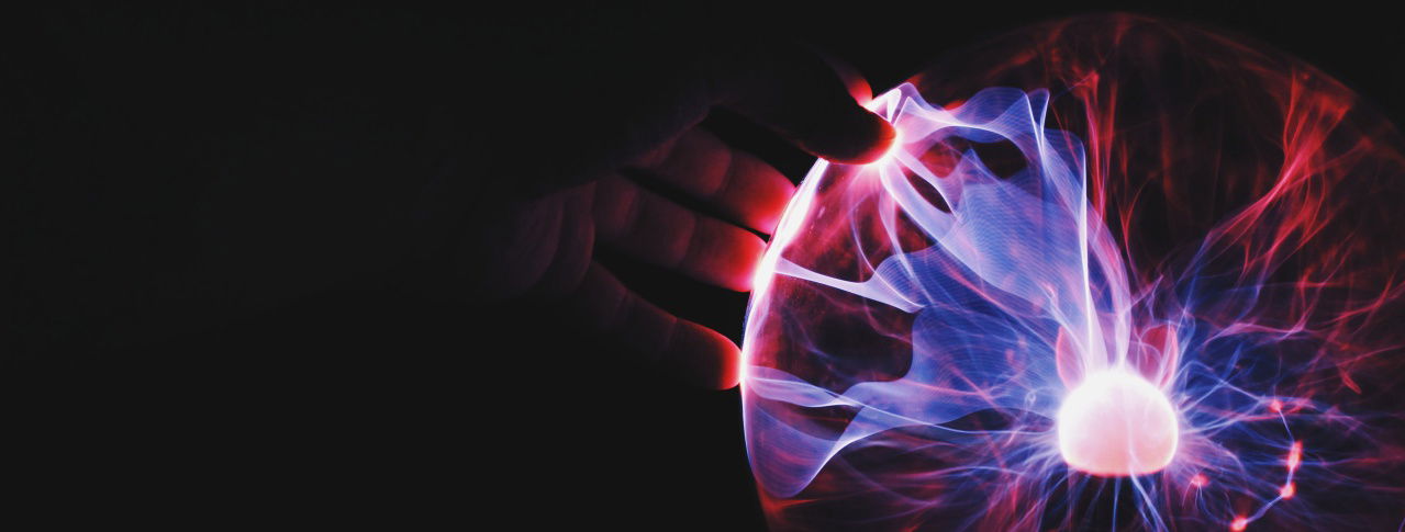 Eine Hand liegt auf einer Kugel