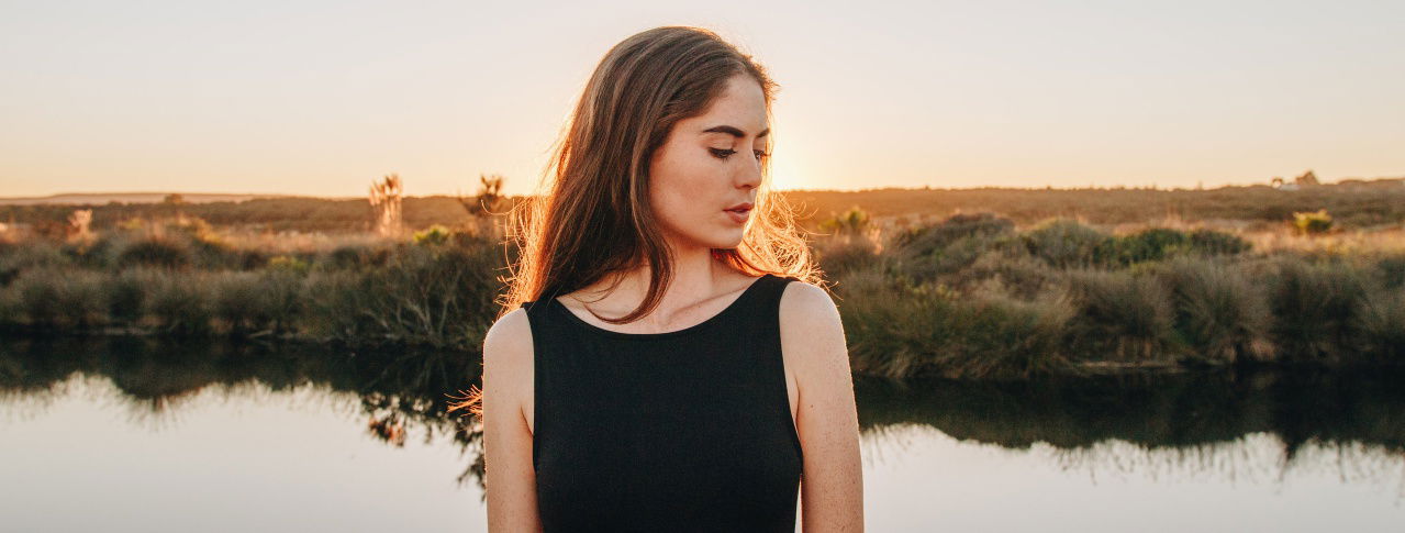 Frau vor See Sonnenuntergang